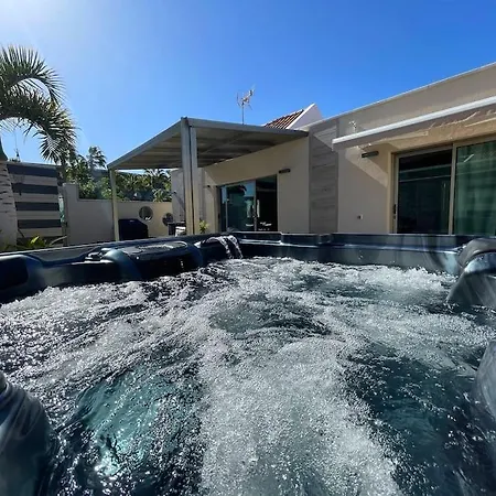 בית נופש Luxury Palm Beach Bungalow *